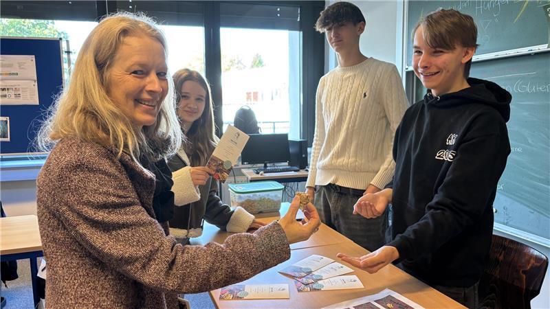 „Diese Schüler sind Gold wert“: Pfiffige Geschäftsideen aus Stade Kerstin Wehmeier von der Wirtschaftsförderung Landkreis Stade probiert selbstgemachte Müsli-Riegel.