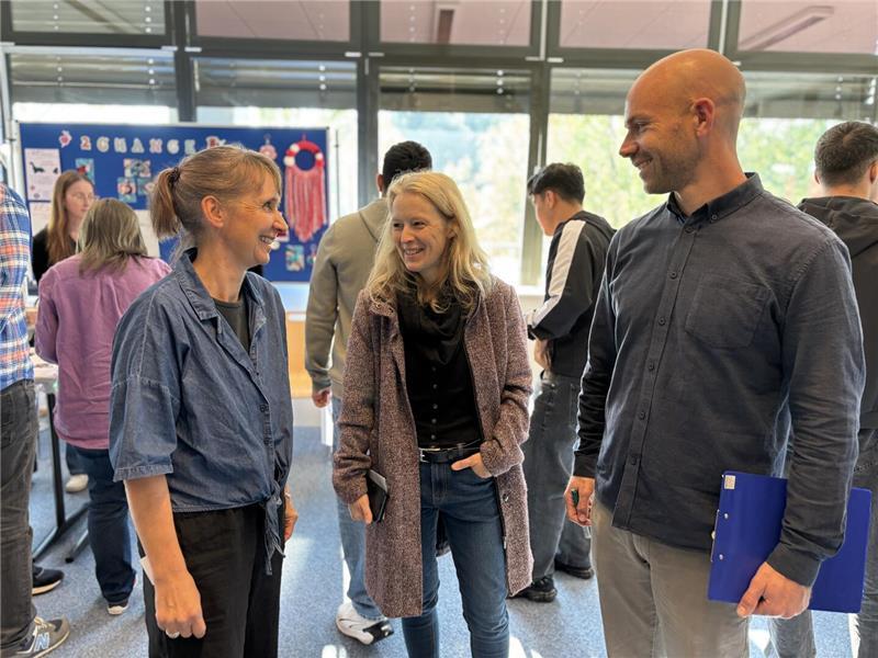 „Diese Schüler sind Gold wert“: Pfiffige Geschäftsideen aus Stade Kerstin Wehmeier von der Wirtschaftsförderung Landkreis Stade (Mitte) im Gespräch mit Katharina Petersen und Johann Dralle von der PFH.