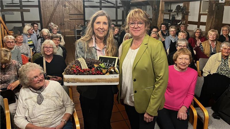 Kerstin Wohlers (stehend vorne rechts) von den Apenser Landfrauen, von denen viele den Vortrag von Dr. Iris Czybulka-Jachertz gespannt verfolgten, überreicht ein Dankeschön an die Referentin.