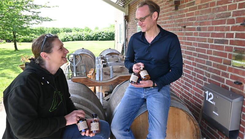 Kerstin und Danny Riewoldt im Gespräch vor der alten ausgebauten Apfelscheune. In dieser stellt der Spitzenkoch unter anderem seinen Essig her.