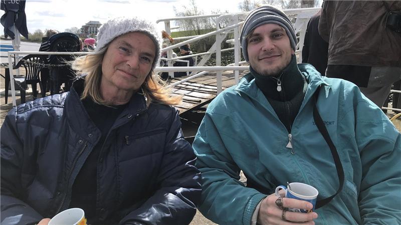 Kerstin und Sohn ToRo besuchen noch schnell die Kaffeeklappe, bevor er zurück nach Hannover fährt.