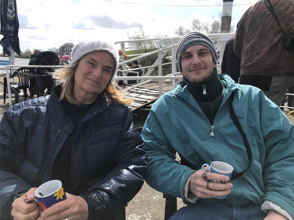 Kerstin und Sohn ToRo besuchen noch schnell die Kaffeeklappe, bevor er zurück na...