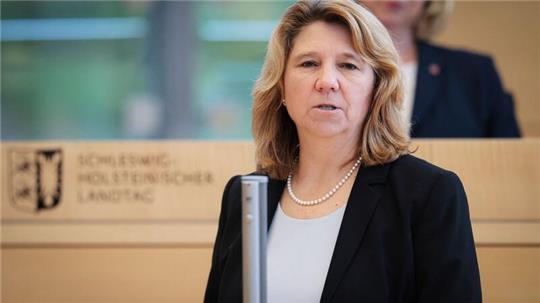 Kerstin von der Decken (CDU), Ministerin für Justiz und Gesundheit, spricht im Plenarsaal.