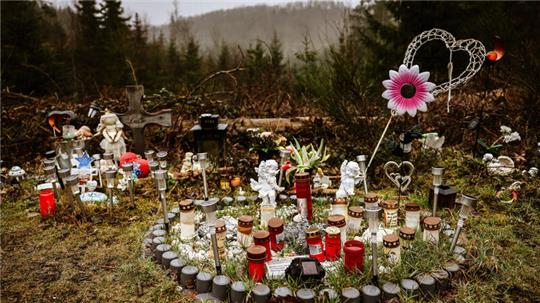 Kerzen, Blumen und Figuren liegen am Fundort an der Landesgrenze zwischen Rheinland-Pfalz und Nordrhein-Westfalen.