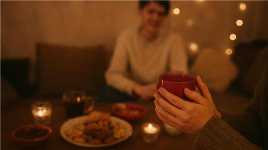 Kerzen, Kekse, ein geschützter Raum: Das bietet der Lichterhafen in Stade Menschen, die Weihnachten alleine verbringen.