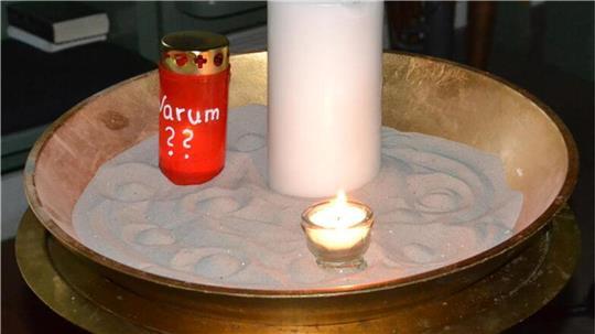Kerzen als Zeichen der Anteilnahme in der Gyhumer St.-Margarethen-Kirche.
