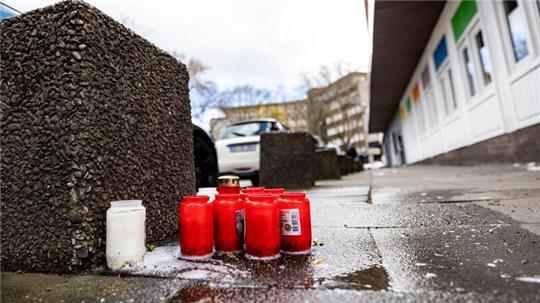 Kerzen erinnern am Tatort in Duisburg an den getöteten 35-Jährigen. (Archivbild)