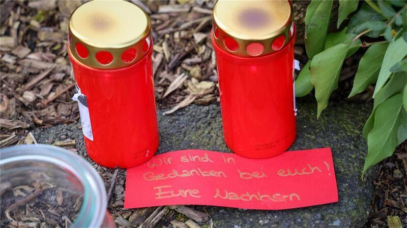 Kerzen stehen Anfang März vor einem Haus in Westervesede in der Gemeinde Scheeßel, in dem ein Mann zwei Personen erschossen haben soll. 