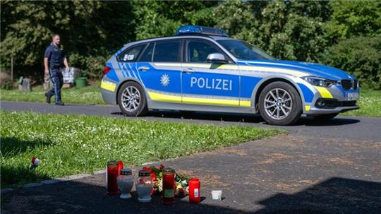 Kerzen und Blumen am 9. September vor  dem Schulzentrum in Lohr am Main.