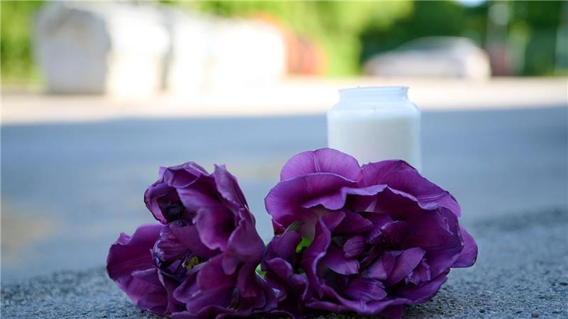 Kerzen und Blumen am Zugang zum Spielplatz: Nach dem Tod des 14-Jährigen zeigten Anwohner ihre Betroffenheit. (Archivbild)