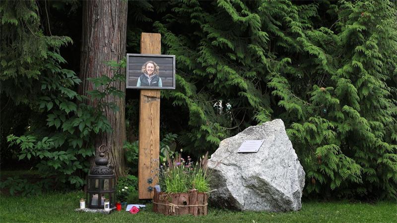 „Die Laura fehlt uns allen“ - Stilles Gedenken zum Todestag Kerzen und Blumen erinnern an dem Gedenkort an Laura Dahlmeier. (Archivbild)