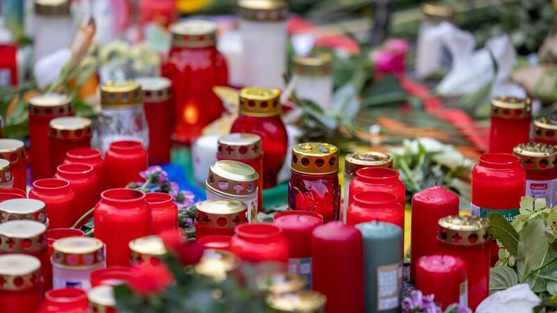 Mutmaßlicher Täter nach Solinger Anschlag in U-Haft Kerzen und Blumen erinnern an die Opfer der Messerattacke.