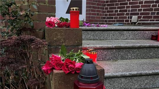 Kerzen und Blumen für die getötete 40-Jährige in Apensen in der Stader Straße.