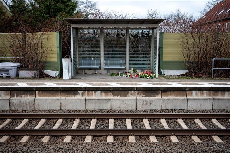 Brokstedt: Falscher Ausweis in Bamf-Akte des Tatverdächtigen Kerzen und Blumen im Bahnhof Brokstedt: Bei der Messerattacke in einem Regionalzug wurden zwei junge Menschen getötet und fünf verletzt.