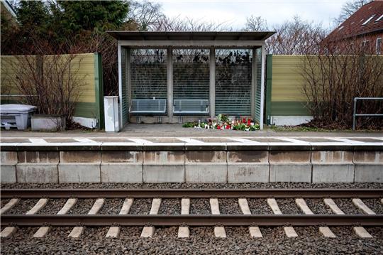 Kerzen und Blumen im Bahnhof Brokstedt: Bei der Messerattacke in einem Regionalzug wurden zwei junge Menschen getötet und fünf verletzt.