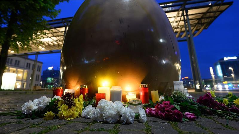 Kerzen und Blumen liegen nach der mutmaßlichen Amokfahrt in Leipzig in der Grimmaischen Straße.