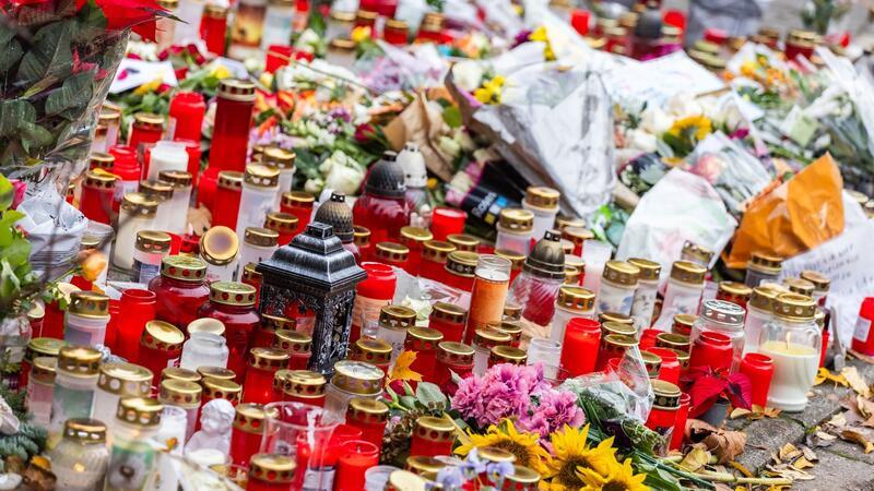 Schüsse an Schule: 15-Jähriger wegen Mordes vor Gericht Kerzen und Blumen liegen vor dem Eingang der Waldbachschule.