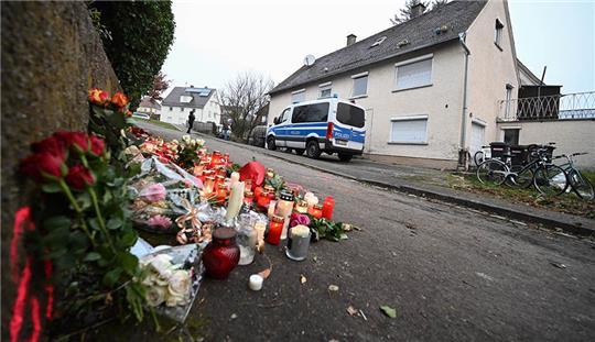 Kerzen und Blumen stehen an einem Tatort, an dem zwei Mädchen von einem Mann mit einem Messer angegriffen wurden. Foto: Bernd Weißbrod/dpa