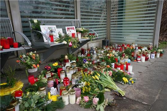 Kerzen und Blumen stehen und liegen im Bahnhof Brokstedt in einem Wartehäuschen. Ibrahim A. soll am 25. Januar in einem Zug von Kiel nach Hamburg Fahrgäste mit einem Messer angegriffen und zwei junge Menschen getötet haben.