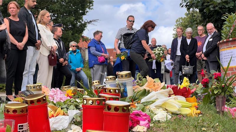 Kerzen und Blumen zeugen von Trauer, Anteilnahme, aber auch von Dank an die Einsatzkräfte.