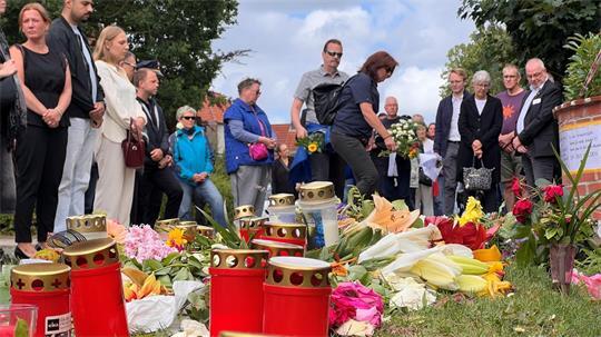 Kerzen und Blumen zeugen von Trauer, Anteilnahme, aber auch von Dank an die Einsatzkräfte.