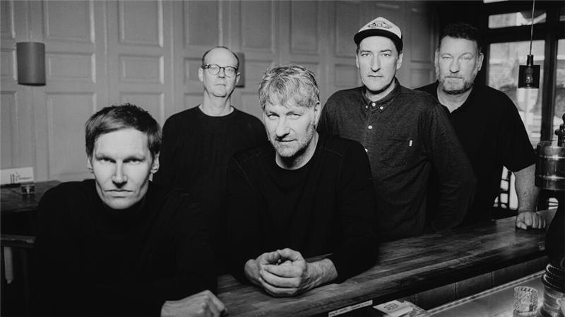 Die fünf Musiker von Kettcar hinter einem Tresen 