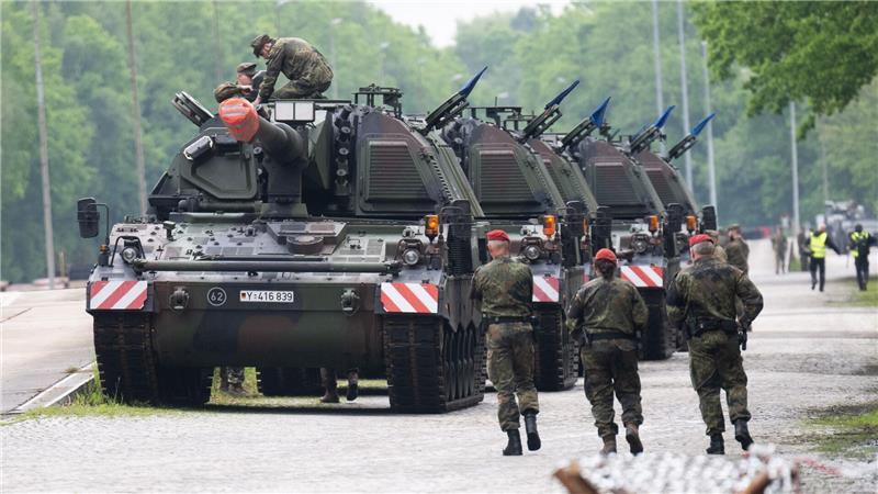 Kettenfahrzeuge der Panzergrenadierbrigade 37 bei einer Heimatschutzübung zur Bahnentladung am Truppenübungsplatz.
