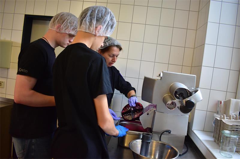 Teamarbeit für gesundes Essen: Sie ernten für die Geestlandschüler Kevin, Amatus und Köchin Jessica Tietjens bereiten in der Mensaküche der Geestlandschule die Rote Bete vor. Dabei hilft die neue Gemüsemaschine, die die Rote Bete schnell, effektiv und gleichmäßig zubereitet.