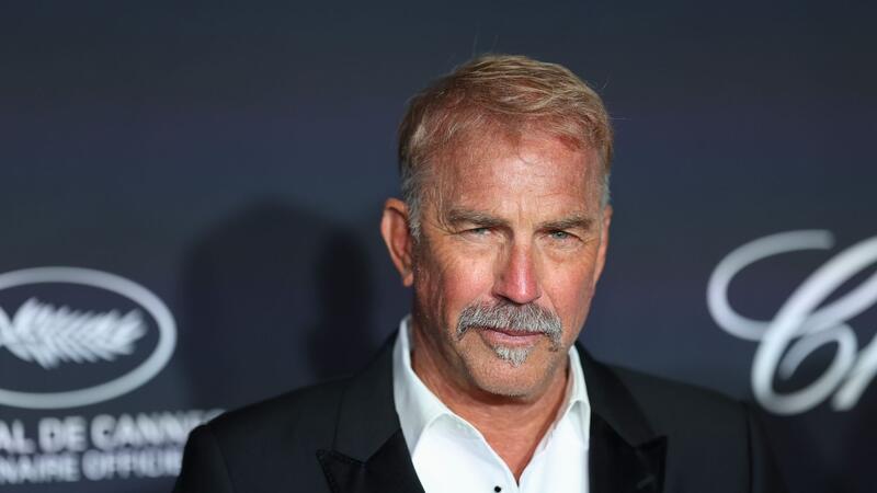Costner fühlte sich als Houstons „imaginärer Bodyguard“ Kevin Costner bei den 77. Internationalen Filmfestspielen in Cannes.