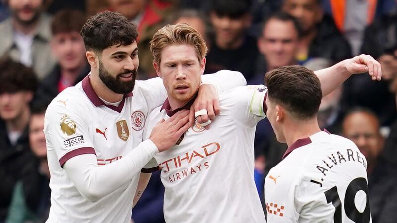 Arsenal an der Spitze - Auch Manchester City gewinnt Kevin De Bruyne (M) traf beim Sieg von Manchester City gegen Crystal Palace doppelt.
