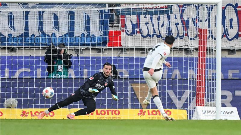 Bei Premiere: Polanski vergrößert Heidenheims Probleme Kevin Diks traf per Elfmeter sicher ins linke Eck.