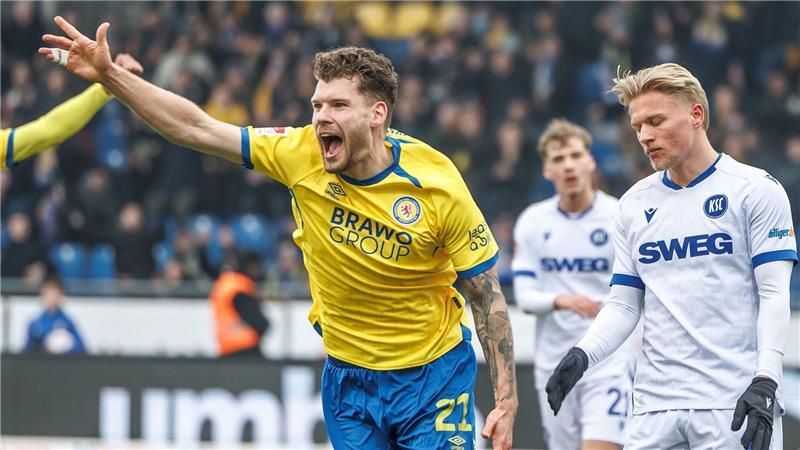 Kevin Ehlers bejubelt seinen Treffer.