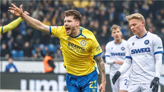 Kevin Ehlers bejubelt seinen Treffer.