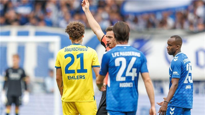 Braunschweig bezwingt Magdeburg in Unterzahl Kevin Ehlers (l) sieht die Rote Karte