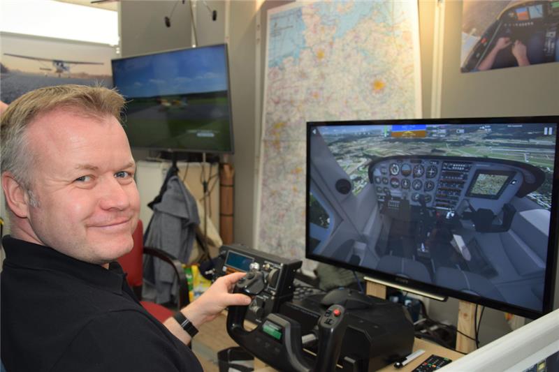 Kevin Giruth versucht sich als Pilot im Flugsimulator. Fotos: Albus