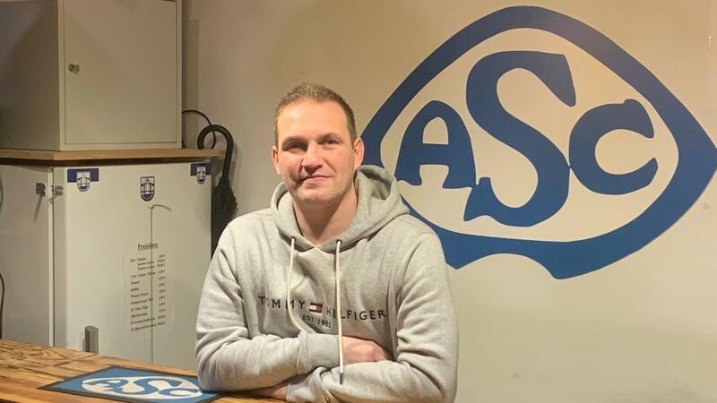 Kevin Hahn lebt das Dorfvereinswesen beim ASC Cranz-Estebrügge Kevin Hahn hinterm Tresen im Vereinsheim. Er kümmert sich unter anderem um den Einkauf und hat die offenen Bierdeckel im Blick.