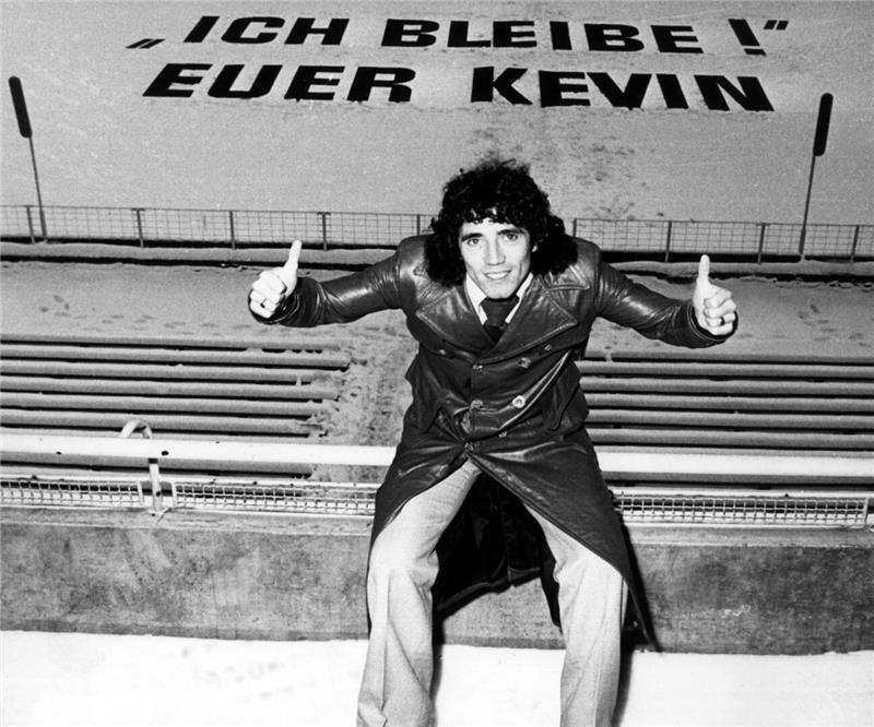 HSV-Ikone, Fußballstar und Popstar: Kevin Keegan feiert seinen 75. Geburtstag Kevin Keegan, Stürmer des Hamburger SV und der englischen Fußballnationalmannschaft, gestikuliert im Hamburger Volksparkstadion.