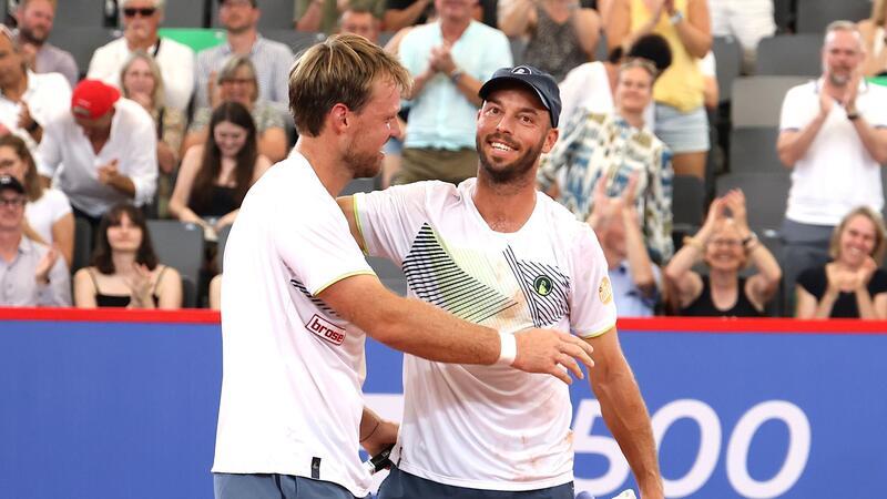Doppel Krawietz/Pütz verteidigt Titel in Hamburg erfolgreich Kevin Krawietz (l) und Tim Pütz haben nach dem Finale in Hamburg Grund zum Jubel.