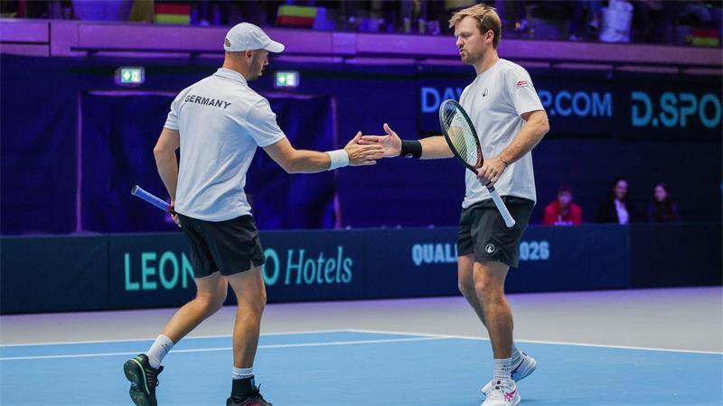 Kevin Krawietz (r) und Tim Pütz erreichten das Finale bei den US Open. (Archivbild)