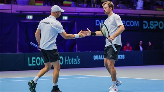 Kevin Krawietz (r) und Tim Pütz haben das Finale bei den US Open erreicht. (Archivbild)