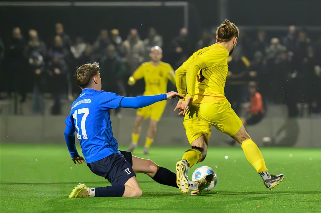 Kevin Müller versucht den Ball wegzuspitzeln