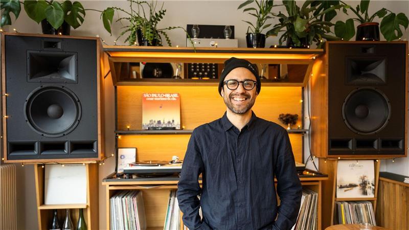Zusammen Musik hören - Das steckt hinter Listening Sessions Kevin Rodriguez, Betreiber der Listening Bar Unkompress.