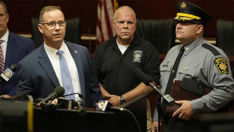 Kevin Rojek (l-r) leitender FBI-Sonderagent, Oberstleutnant George Givens, Pennsylvania State Police, und Oberst Christopher Paris, Pennsylvania State Police, beantworten Fragen auf einer Pressekonferenz zum Attentat.