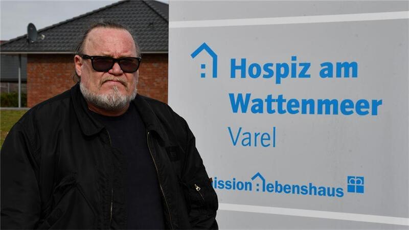 Sänger der Böhsen Onkelz besucht Fan am Sterbebett Kevin Russell ist Sänger der nicht unumstrittenen Rockband Böhse Onkelz. Mit einem Besuch im „Hospiz am Wattenmeer“ erfüllte er jüngst einem Sterbenden einen Herzenswunsch.