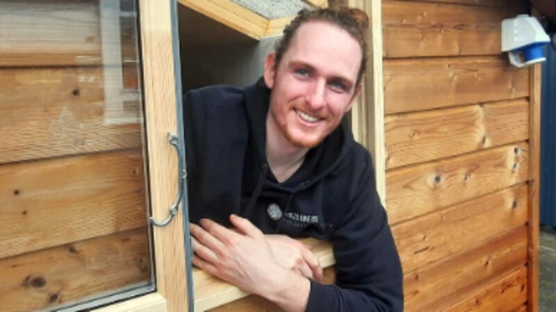 Kevin Schmidt aus Bargstedt baut Wohnwagen aus nachwachsenden Rohstoffen.