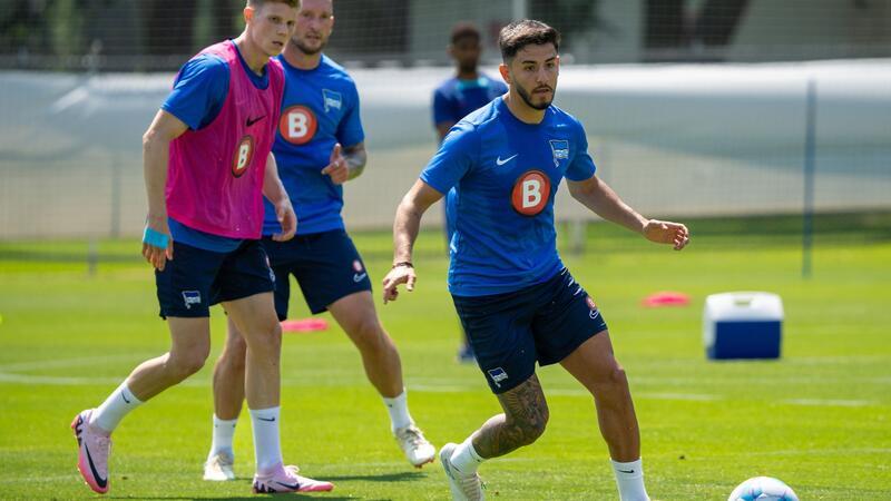 Kevin Sessa (r) traf im Testspiel per direktem Freistoß.