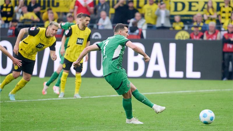 BVB gewinnt Borussen-Duell und behält Europa im Blick Kevin Stöger erzielte per Elfmeter das 2:3