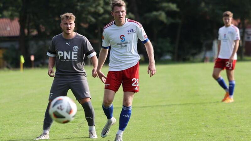 Plötzlich gelähmt: Landesliga-Fußballer kämpft sich zurück ins Leben Kevin Ujvari (links) spielt für den FC Cuxhaven in der Landesliga und damit auch gegen den VfL Güldenstern Stade.