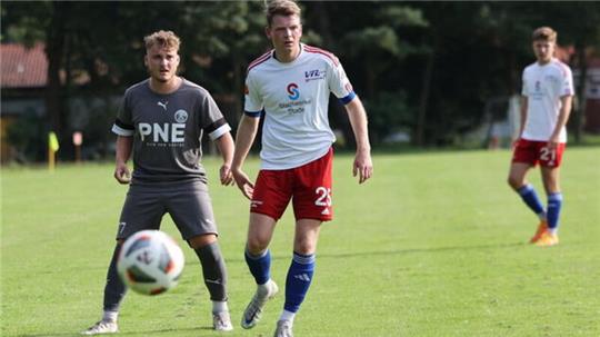 Kevin Ujvari (links) spielt für den FC Cuxhaven in der Landesliga und damit auch gegen den VfL Güldenstern Stade.