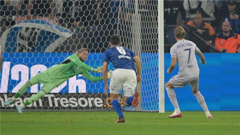 Schalke 04 dreht das Spiel und gewinnt gegen Bochum Kevin Vogt vergibt vom Elfmeterpunk.